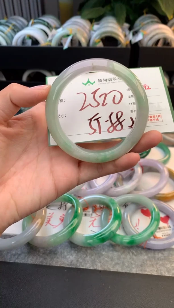 未镶嵌定制翡翠毛货需精细抛光+多人