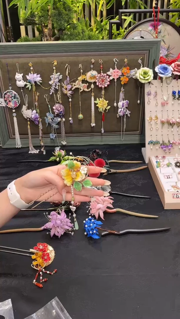 织绣吟**行非遗饰品