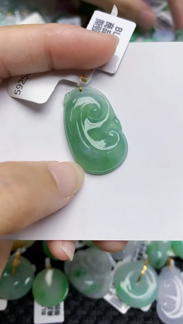 翡翠18K金镶嵌颈饰天然A货翡翠