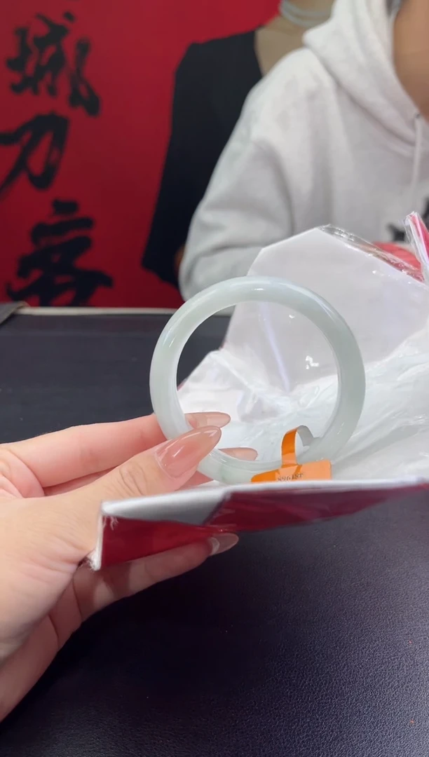 【闪购商品】翡翠手镯未镶嵌8翡翠手镯(微瑕）