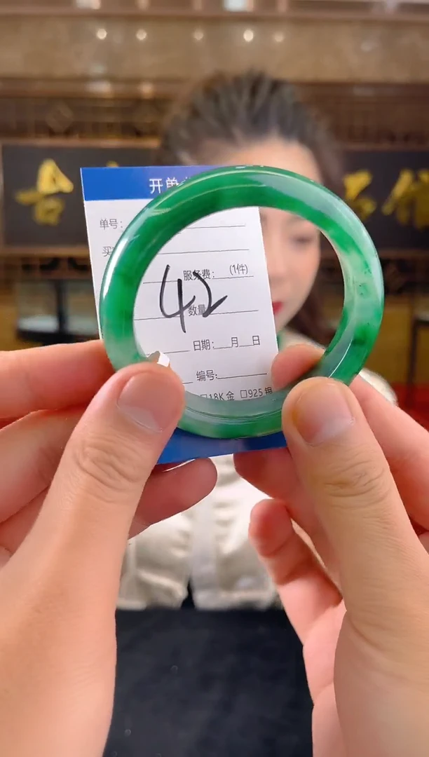 未镶嵌手镯石英质玉（非洲翠）微瑕，一经发货，运费不退介意勿拍