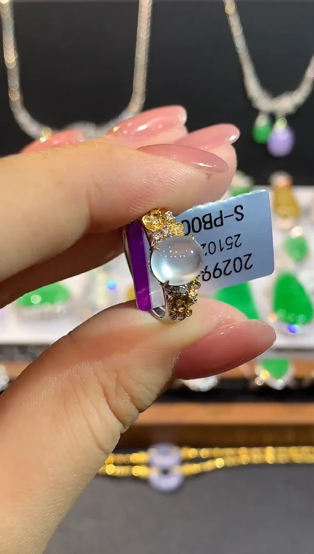 18K金镶嵌戒指翡翠多样性发其一