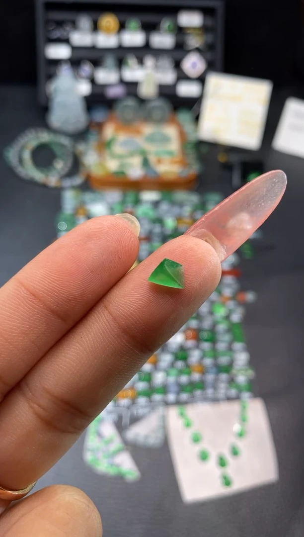 【闪购商品】翡翠挂件未镶嵌切割