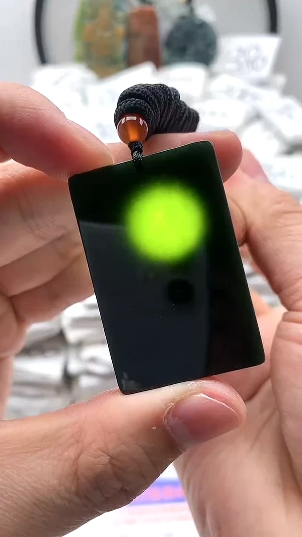 【闪购商品】和田玉（墨玉）颈饰未镶嵌无事牌