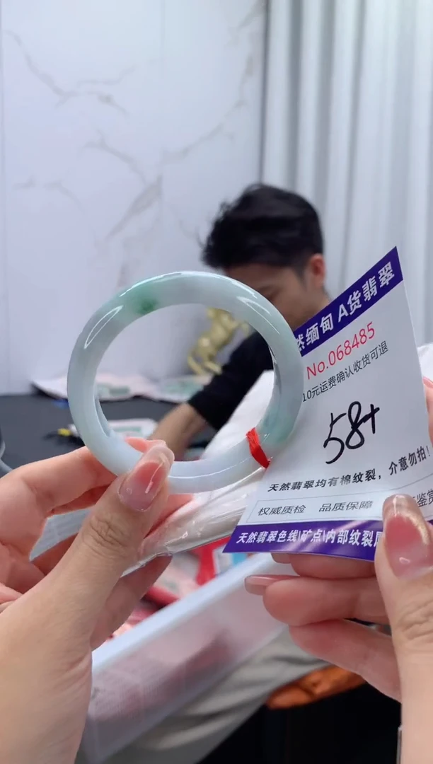 翡翠手镯未镶嵌有纹，完美者勿拍