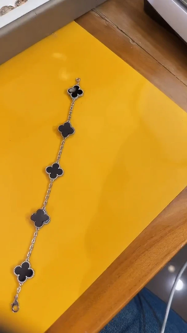 18K金镶嵌手链玛瑙/玉髓四**子黑K白