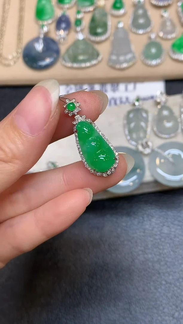 颈饰18K金镶嵌翡翠福豆【无服务费