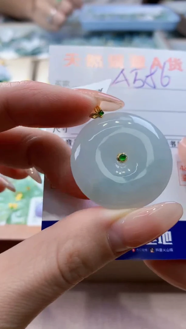 颈饰18K金镶嵌翡翠天然翡翠挂件