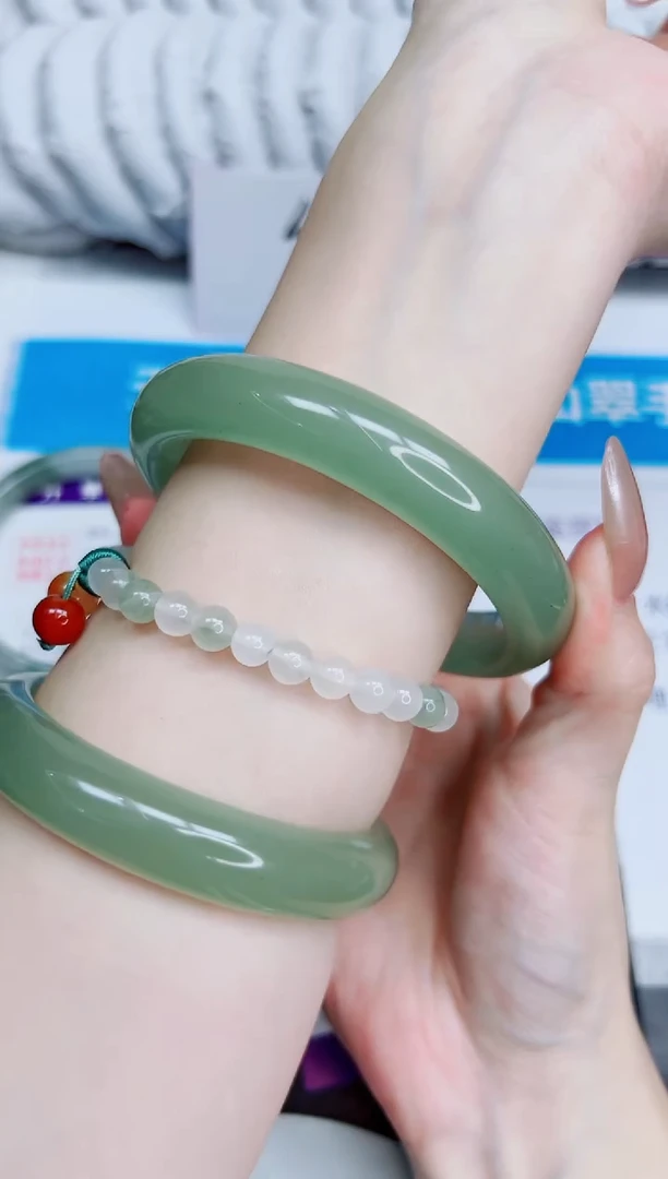 未镶嵌手镯石英质玉361/64.3