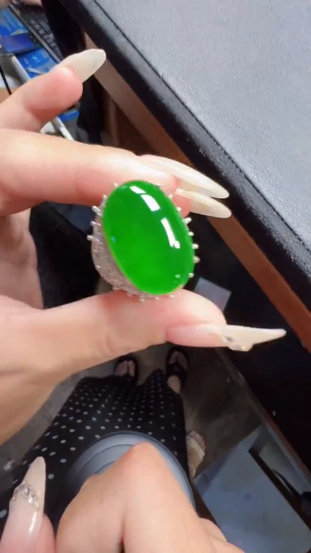 未镶嵌定制翡翠翡翠A货有轻微色差属于正常现象，蛋面多样性发货1