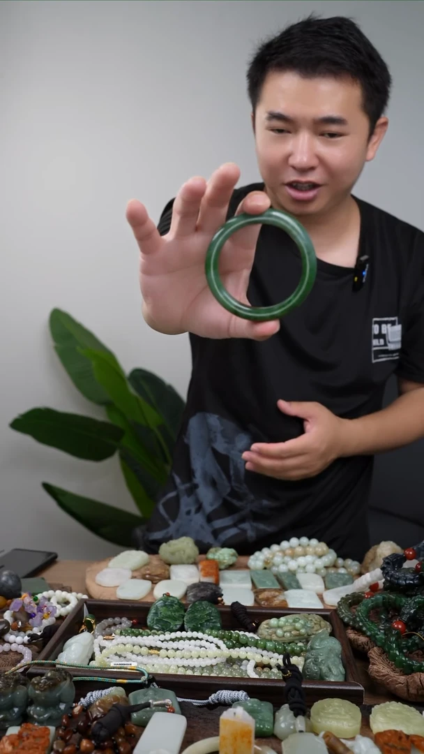 和田玉（糖玉）手镯未镶嵌碧玉