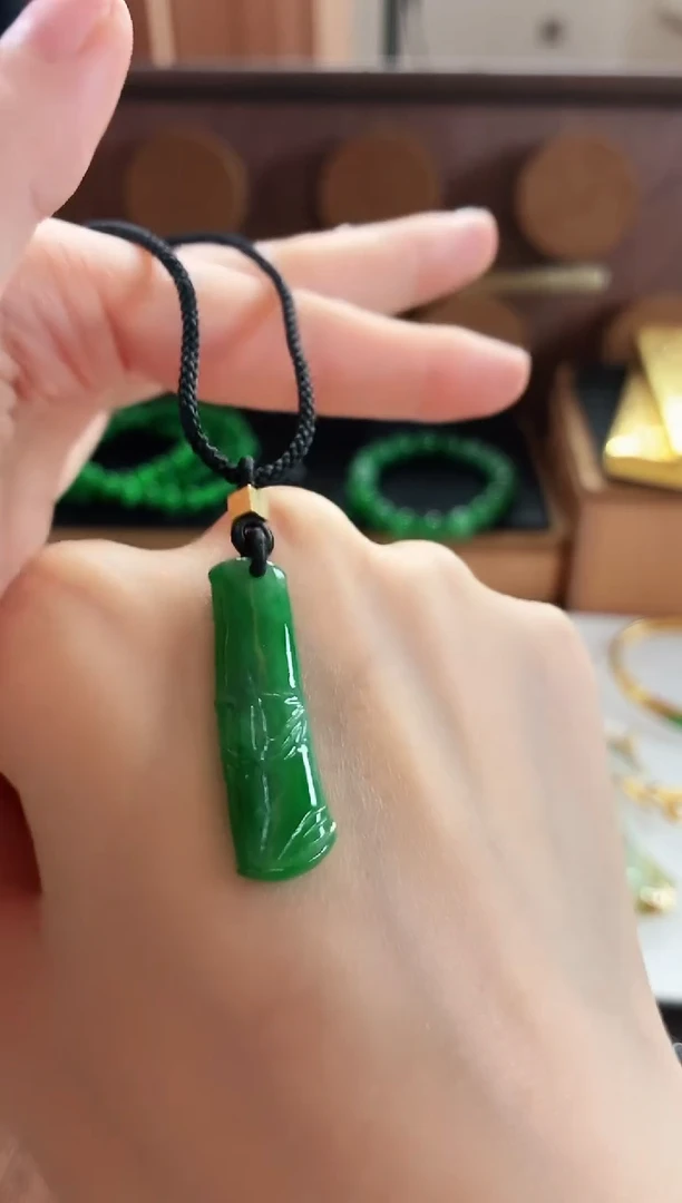 翡翠未镶嵌颈饰吊坠