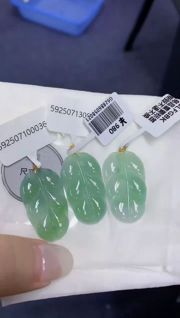 翡翠18K金镶嵌颈饰天然缅甸翡翠A货多样性发其一