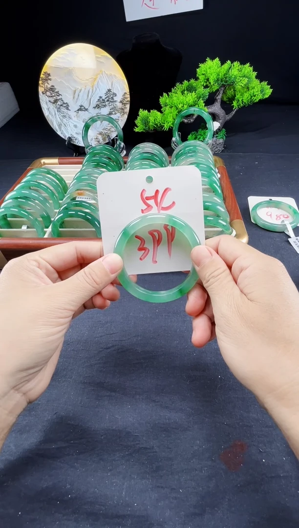 未镶嵌手镯石英质玉（非洲翠）手镯