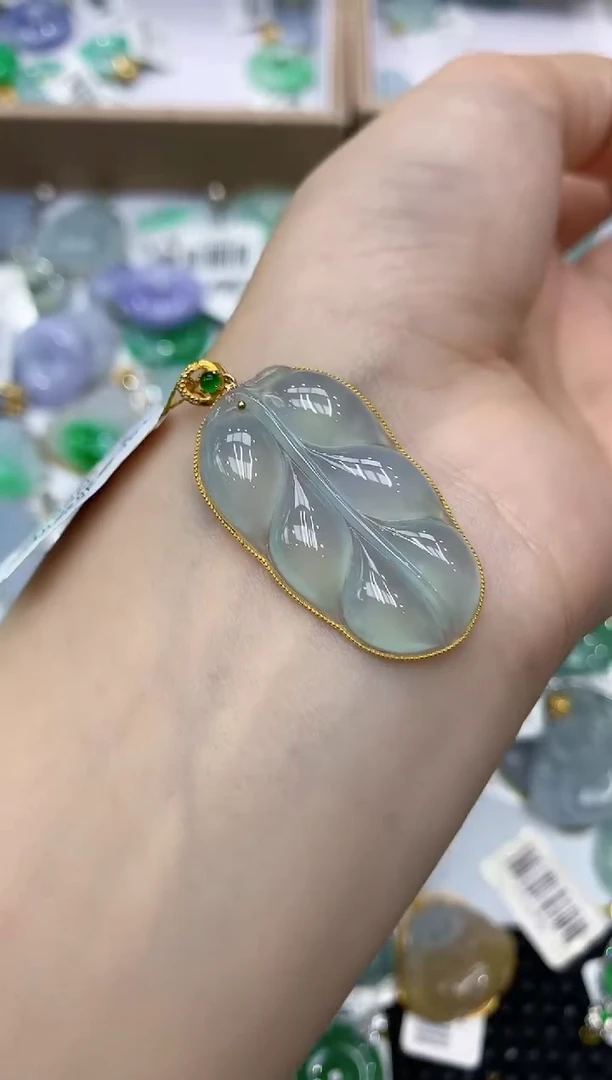 翡翠18K金镶嵌颈饰111111111