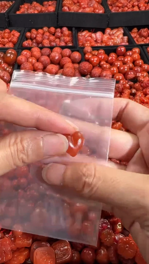 南红玛瑙未镶嵌颈饰1