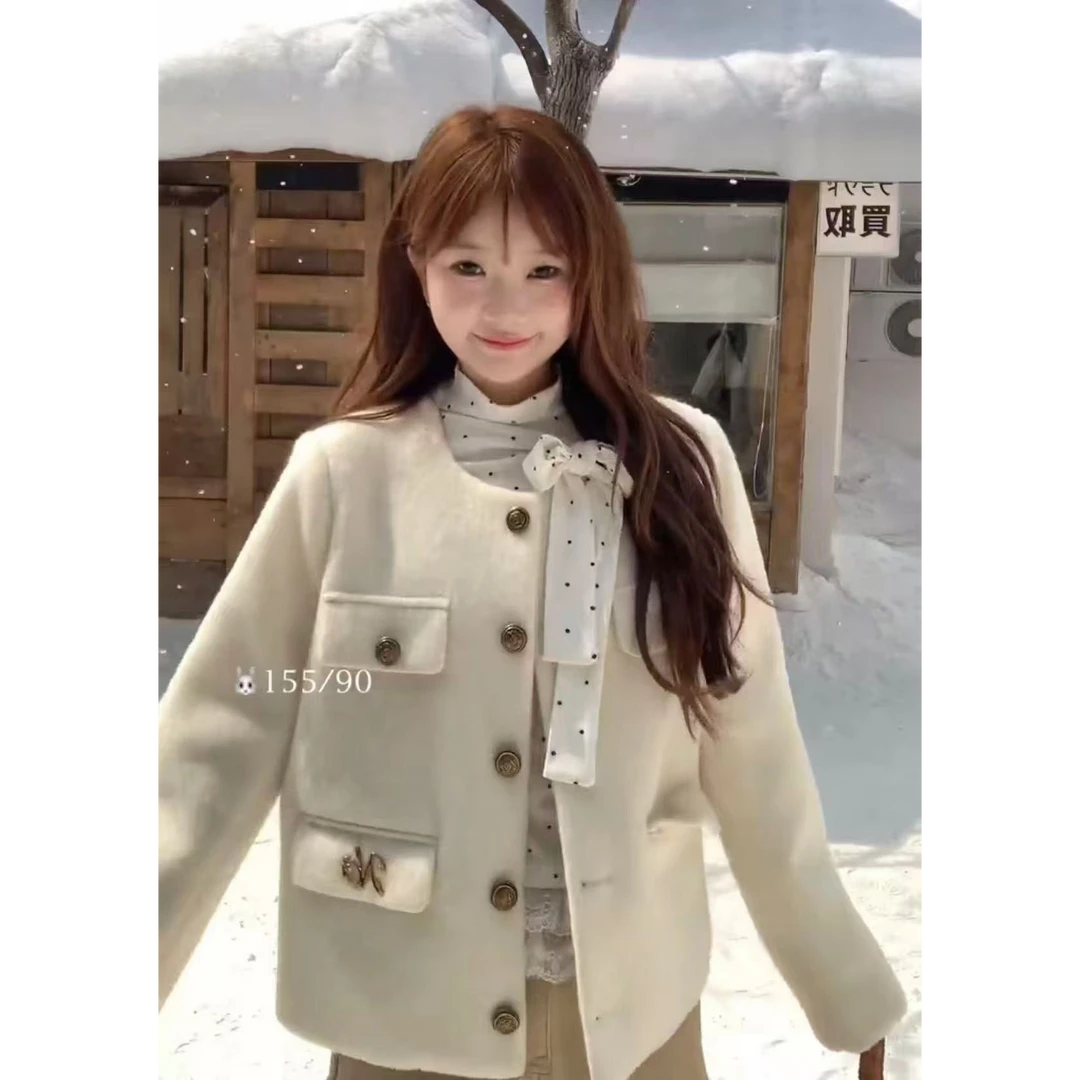 西西  【名媛千金】秋冬显瘦短毛呢外套+波点半高领打底衫