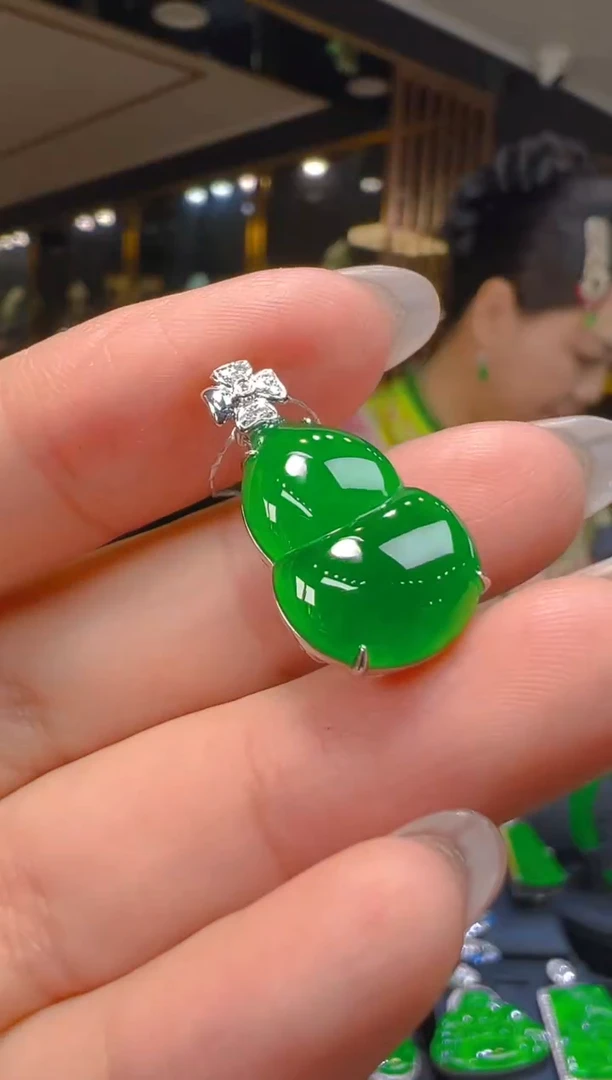 吊坠(赠链)18K金镶嵌翡翠068