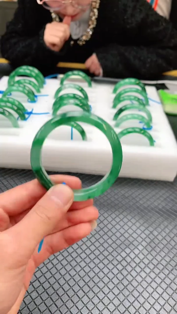 【闪购商品】石英质玉手镯未镶嵌冰飘花手镯