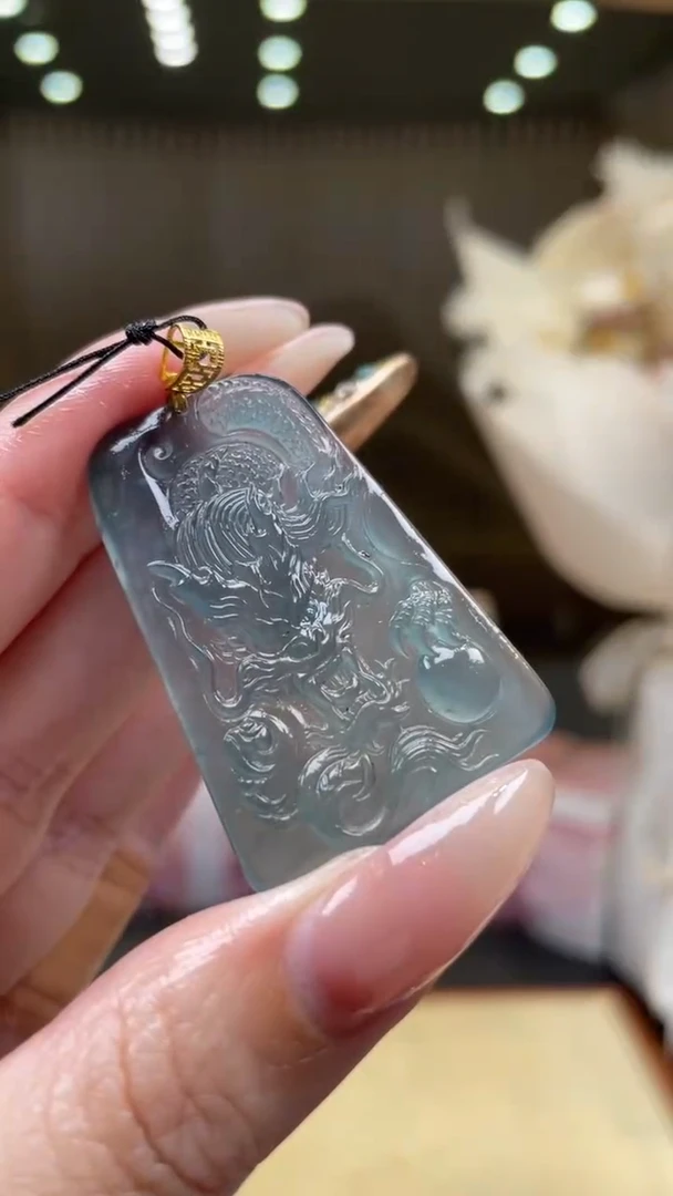 翡翠未镶嵌颈饰        *48