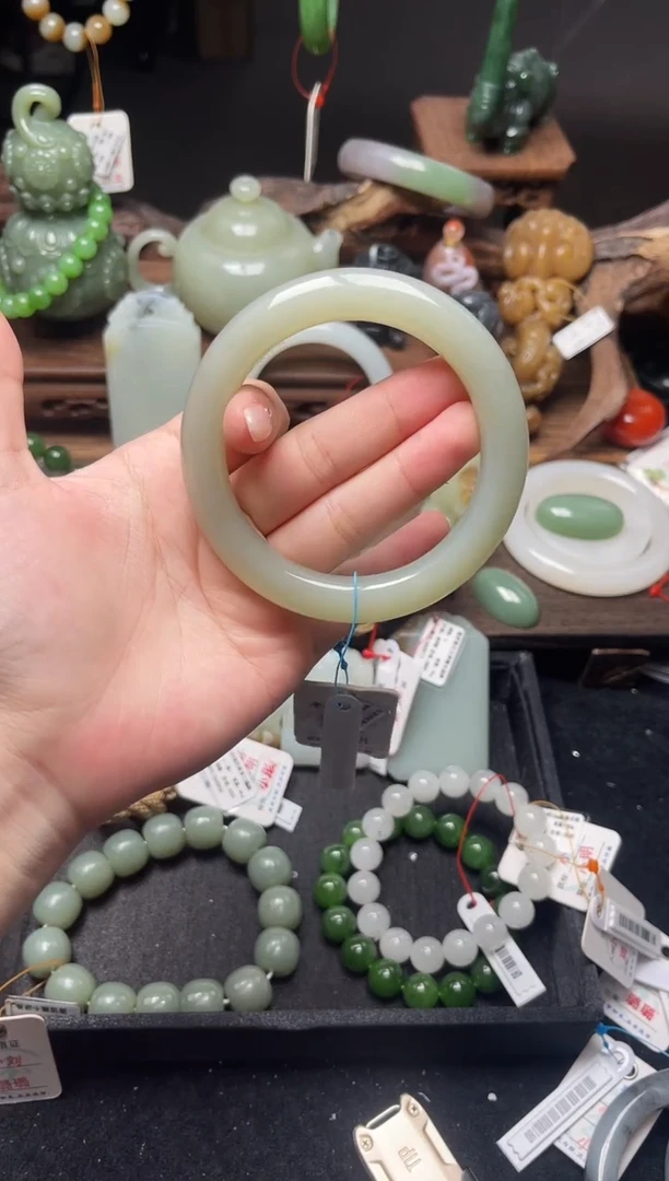 和田玉手镯未镶嵌且末青白 60圈9009772