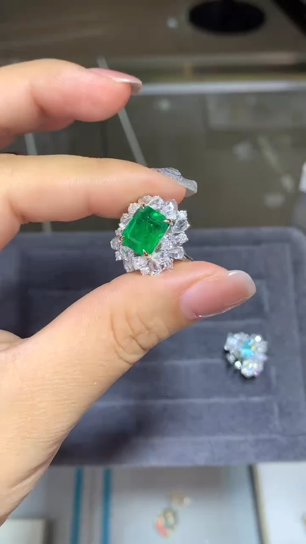 18K金镶嵌戒指祖母绿3.29CT