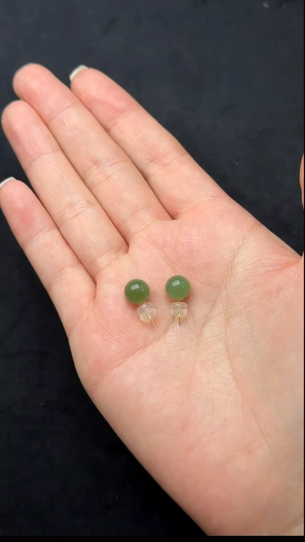 颈饰18K金镶嵌和田玉002-碧玉苹果绿圆珠耳钉-8mm-N0215-1211