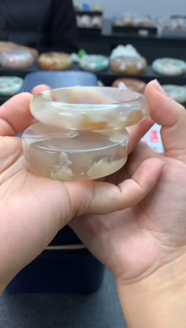 未镶嵌手镯石英质玉（58-59圈口）赠送镯心 无证书