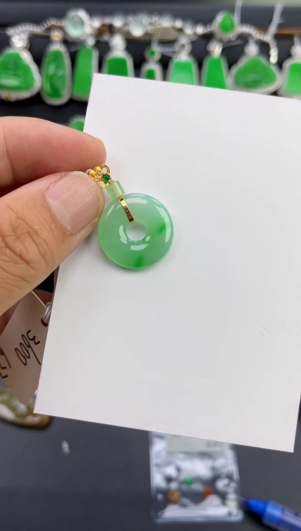 翡翠18K金镶嵌吊坠(不含链)多人