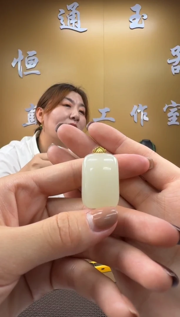 颈饰18K金镶嵌和田玉挂件
