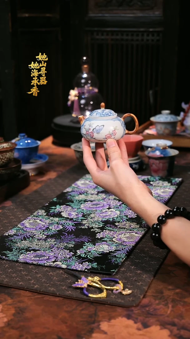 云青素坊斗彩蝴蝶小壶