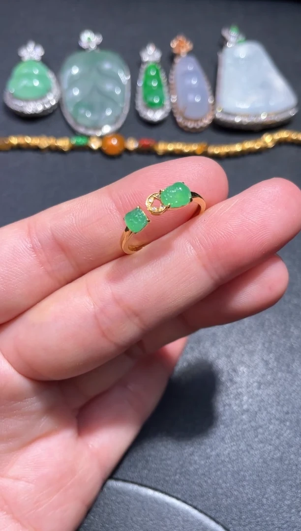 18K金镶嵌戒指翡翠2