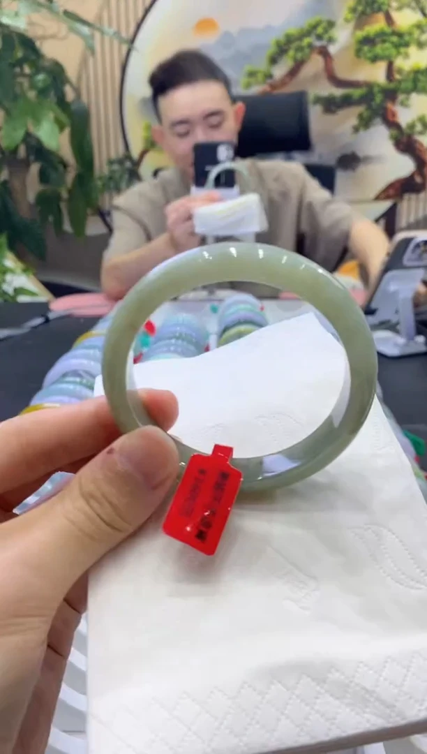 翡翠手镯未镶嵌200