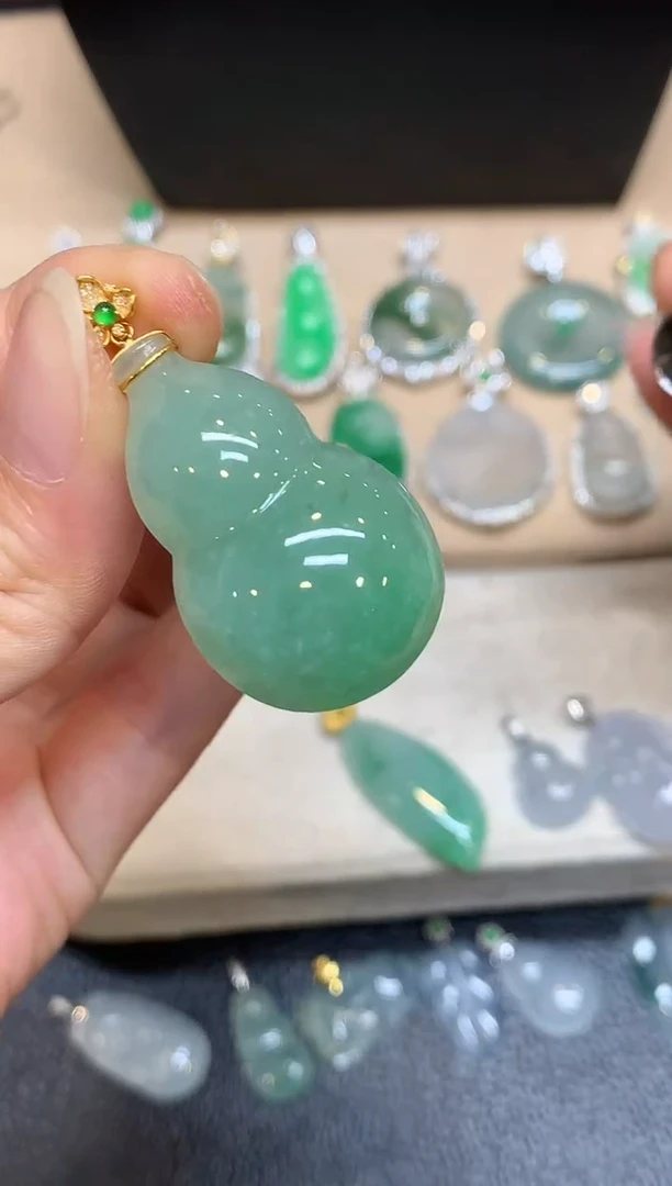 颈饰18K金镶嵌翡翠葫芦【无服务费