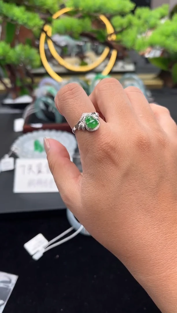 18K金镶嵌戒指翡翠戒指