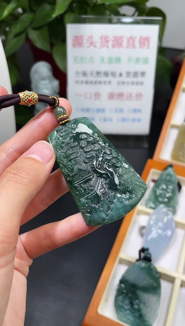 翡翠未镶嵌颈饰山水