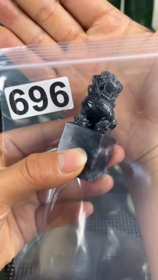 和田玉未镶嵌珠宝半成品狮子