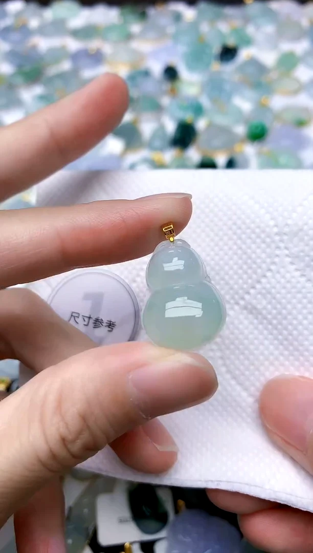 颈饰18K金镶嵌翡翠天然A货翡翠