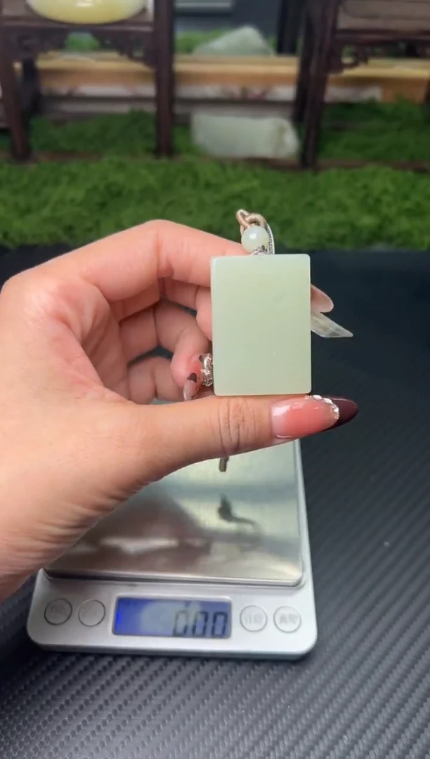 吊坠(赠链)未镶嵌和田玉且末微色差迪克兰二细吊坠