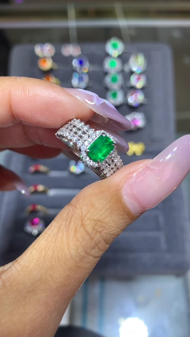 18K金镶嵌戒指祖母绿0.8CT