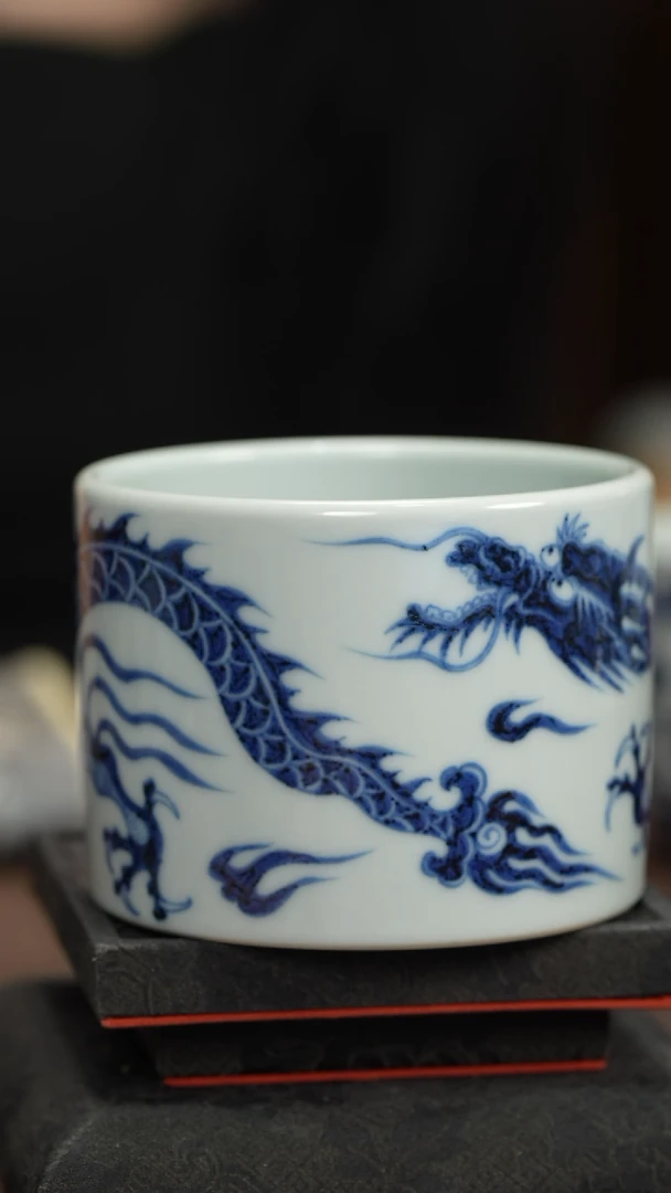 素月明河龙纹直口杯