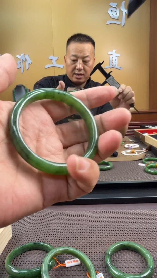 颈饰未镶嵌和田玉手镯60