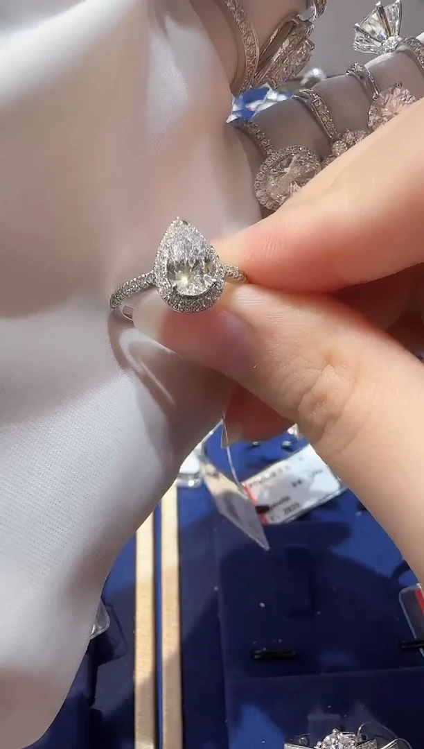 铂Pt950镶嵌合成钻石水滴围镶戒指