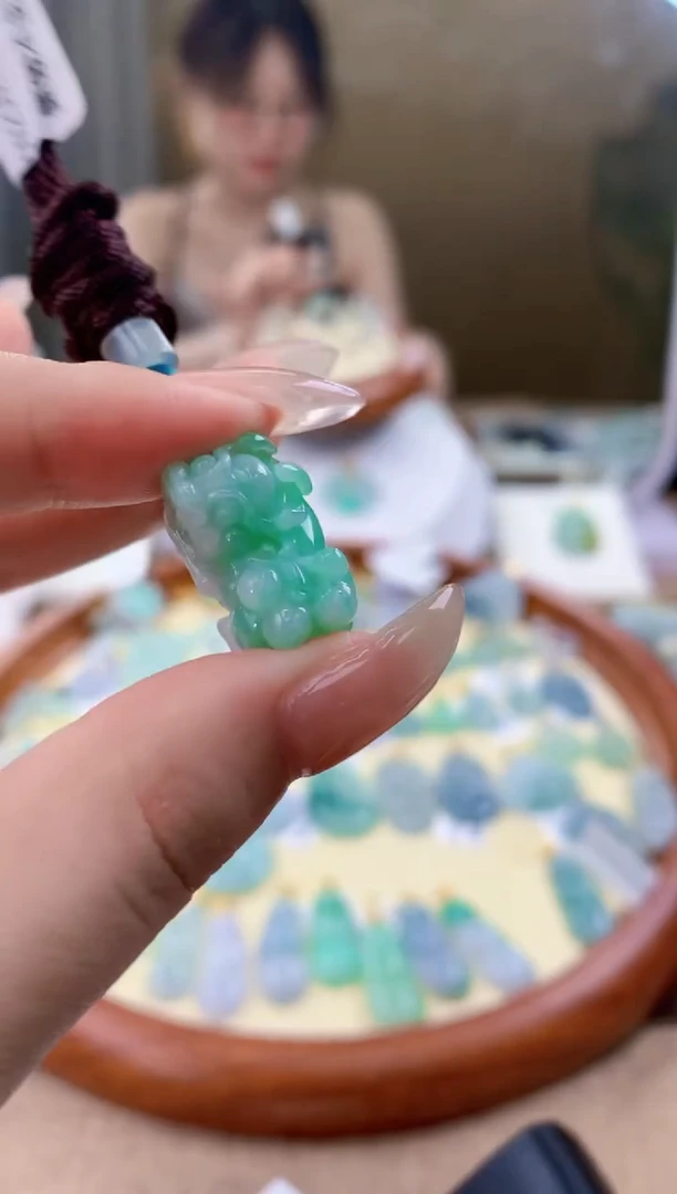 翡翠未镶嵌颈饰天然A货翡翠挂件
