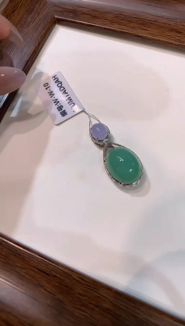 颈饰18K金镶嵌翡翠蛋面