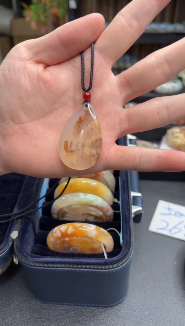 颈饰未镶嵌石英质玉78微瑕