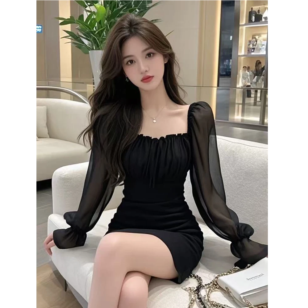 气质轻奢风修身黑色方领长袖连衣裙女2025秋冬新款高端显瘦A短裙