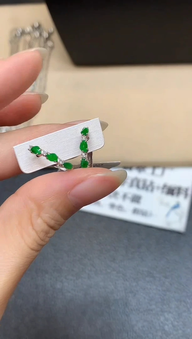 18K金镶嵌翡翠耳饰随形【无服务费