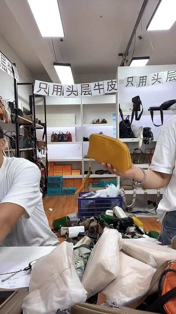 头层牛皮黄色手拿包