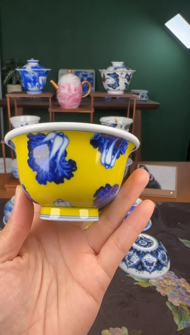 杯水造。黄釉白菜压手杯